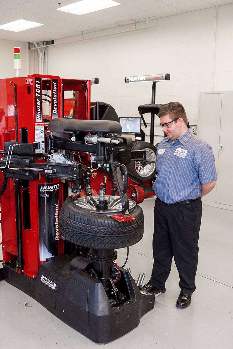 male mounting tire on autonomous tire changer